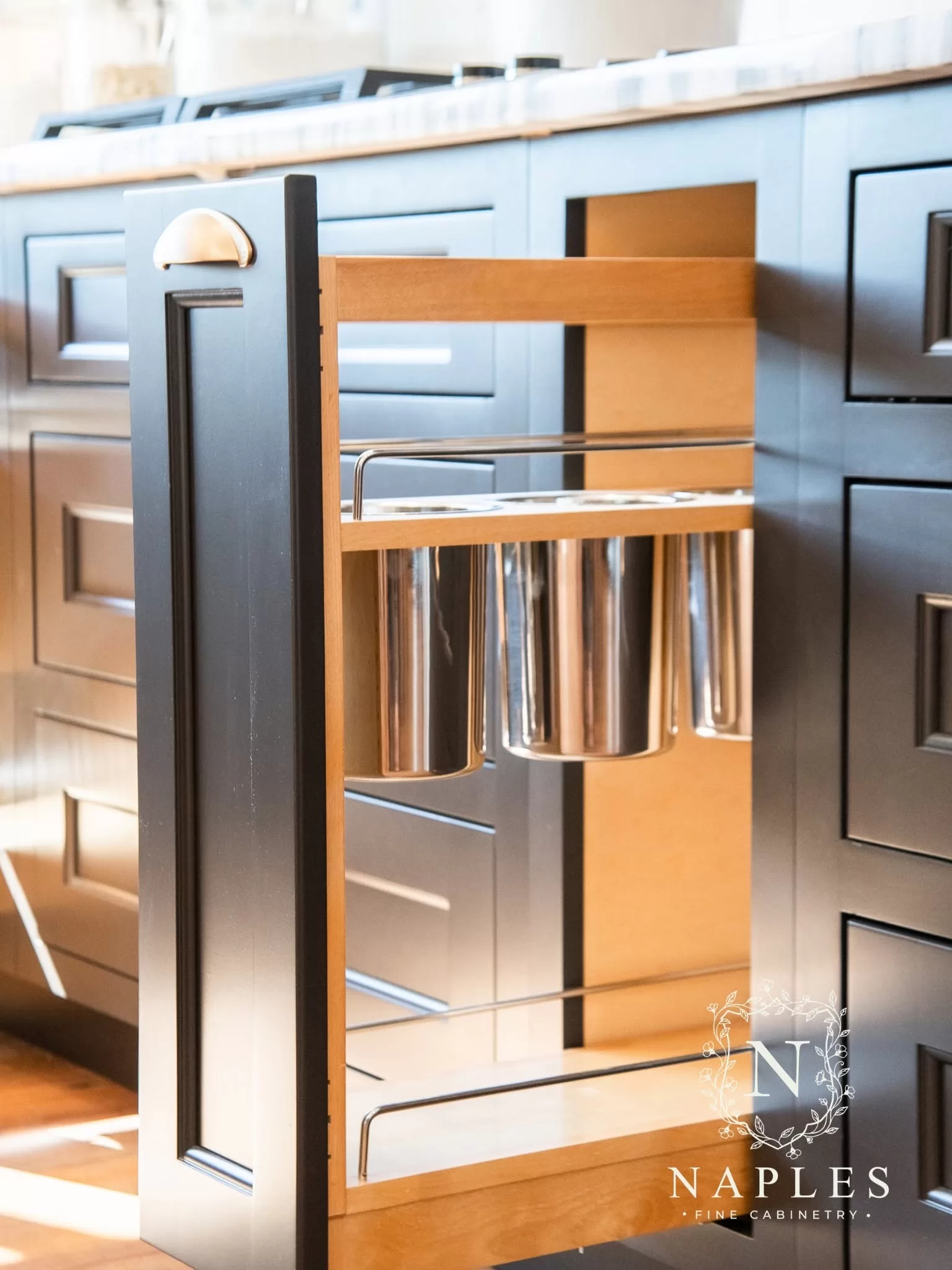 Pull-out storage for kitchen utensils
